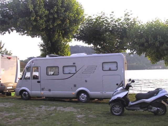 In scooter con il Camper