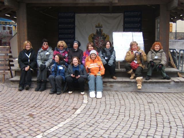 Incontro sulla neve in Val di Fassa a Campitello